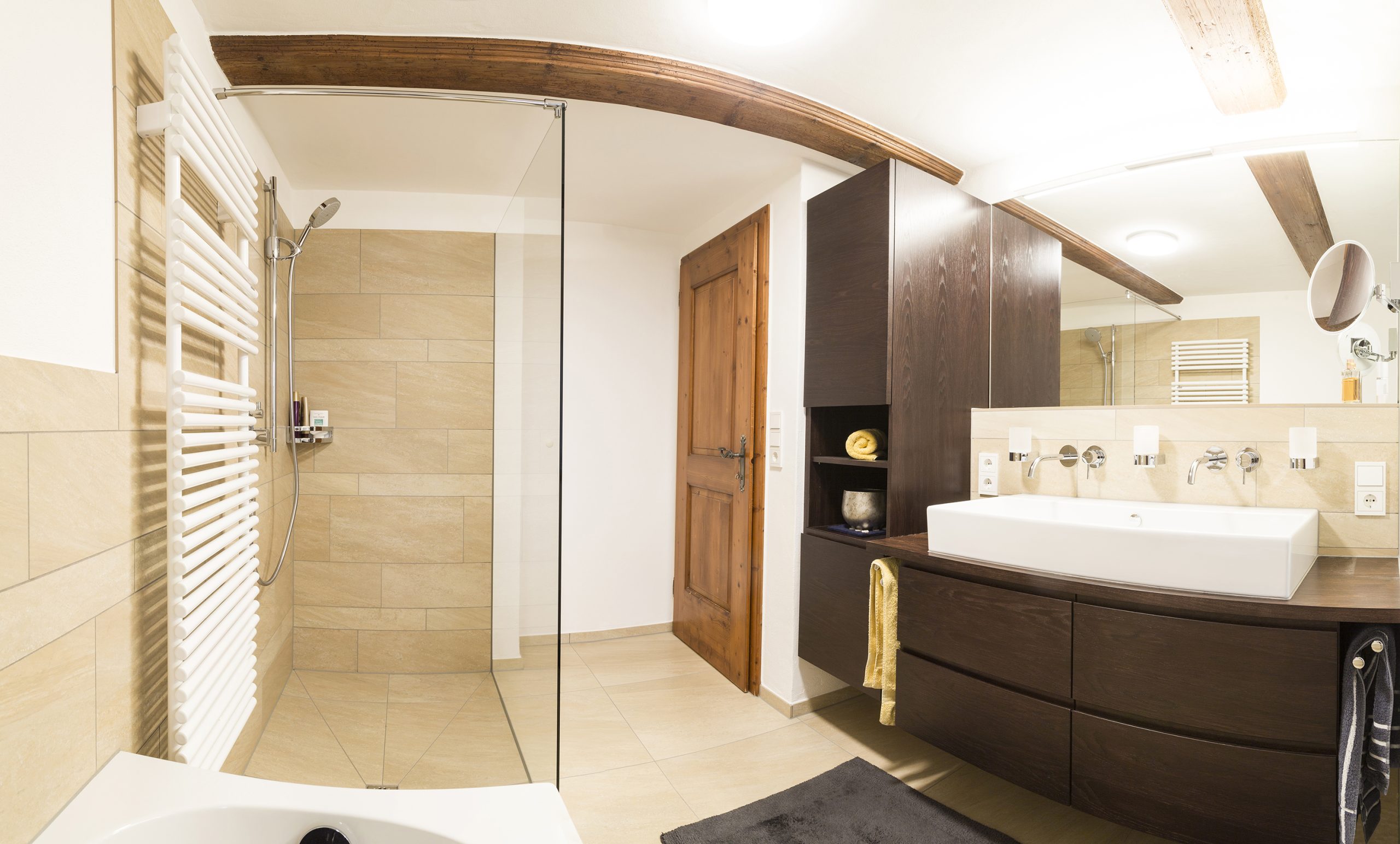 Referenz Dorfinstallateur Badsanierung Vollbad Dusche Badewanne Waschtisch